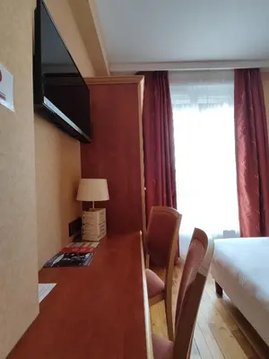 Télévision ou salle de divertissement dans l'établissement Hôtel Vauban