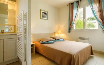Un ou plusieurs lits dans un hébergement de l'établissement Lagrange Vacances Le Hameau De Peemor Pen