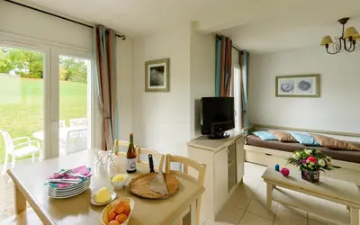 Télévision ou salle de divertissement dans l'établissement Lagrange Vacances Le Hameau De Peemor Pen