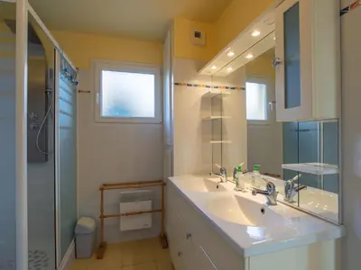 Salle de bains dans l'établissement Holiday Home Sterenn Vor by Interhome