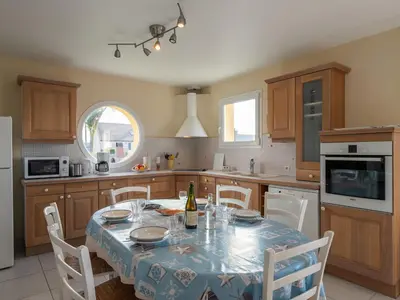 Cuisine ou kitchenette dans l'établissement Holiday Home Sterenn Vor by Interhome