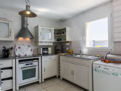 Cuisine ou kitchenette dans l'établissement Holiday Home Penn an Aod by Interhome