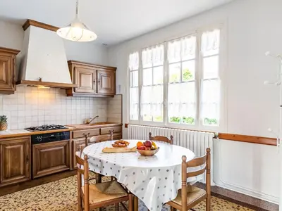 Cuisine ou kitchenette dans l'établissement Holiday Home Ti an Aod by Interhome