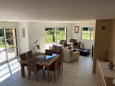 Coin salon dans l'établissement Villa Benodet