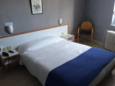 Un ou plusieurs lits dans un hébergement de l'établissement Logis Hôtel Les Chardons Bleus RESTAURANT LE BISTROT DE LA MER