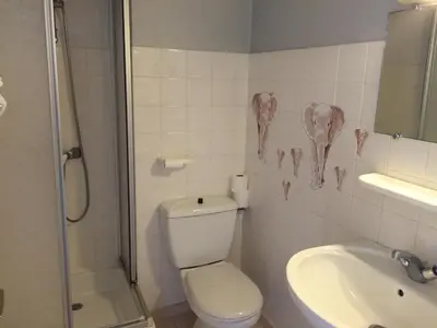 Salle de bains dans l'établissement Logis Hôtel Les Chardons Bleus RESTAURANT LE BISTROT DE LA MER