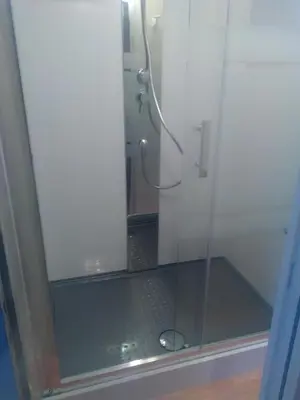 Salle de bains dans l'établissement Hôtel Modern