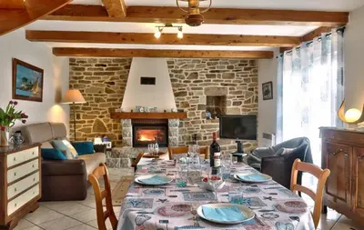 Coin salon dans l'établissement Maison sur jardin clos au calme à la campagne et proche des plages