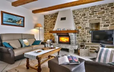 Télévision ou salle de divertissement dans l'établissement Maison sur jardin clos au calme à la campagne et proche des plages