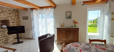Télévision ou salle de divertissement dans l'établissement Maison sur jardin clos au calme à la campagne et proche des plages
