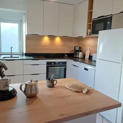 Cuisine ou kitchenette dans l'établissement Maison sur jardin clos au calme à la campagne et proche des plages