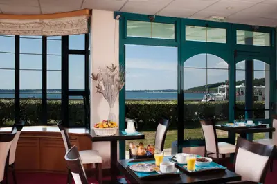 Restaurant ou autre lieu de restauration dans l'établissement Brit Hôtel De L'océan