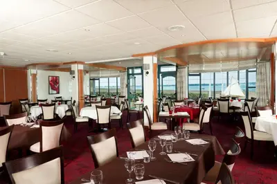 Restaurant ou autre lieu de restauration dans l'établissement Brit Hôtel De L'océan