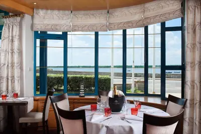 Restaurant ou autre lieu de restauration dans l'établissement Brit Hôtel De L'océan