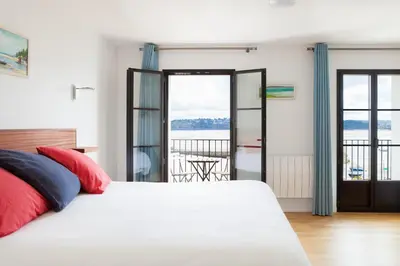 Un ou plusieurs lits dans un hébergement de l'établissement Hotel du port