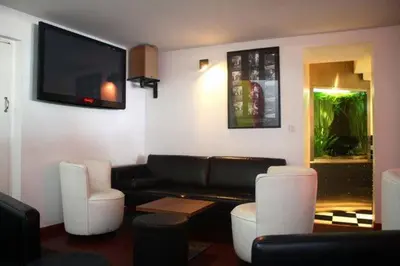 Coin salon dans l'établissement Hotel du port