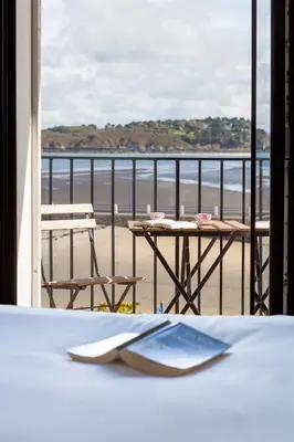 Balcon ou terrasse dans l'établissement Hotel du port