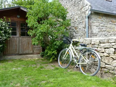 Vélo sur le terrain de l'établissement Sainte Marine ou dans les environs