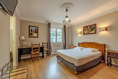 Un ou plusieurs lits dans un hébergement de l'établissement Logis Hotel De La Corniche