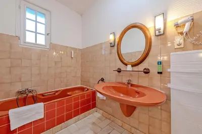 Salle de bains dans l'établissement Logis Hotel De La Corniche
