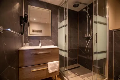 Salle de bains dans l'établissement Best Western Côte des Sables Plouescat