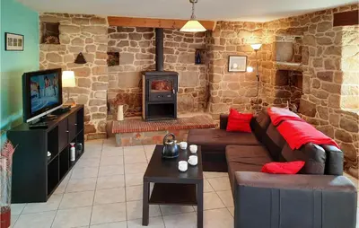 Télévision ou salle de divertissement dans l'établissement Two-Bedroom Holiday Home In Plouhinec