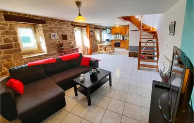 Télévision ou salle de divertissement dans l'établissement Two-Bedroom Holiday Home In Plouhinec