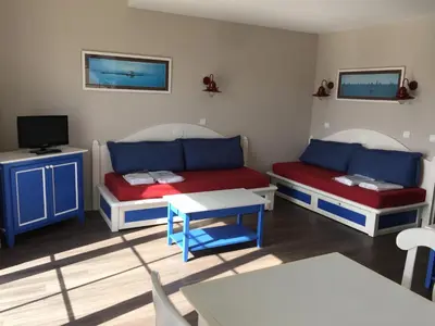 Un ou plusieurs lits dans un hébergement de l'établissement VACANCES A L OCEAN - GRAND T4 VUE MER GRAND BALCON tout confort - WIFI ET PARKING GRATUITS - MER PLAGE PISCINE à environ 25 m - Centre ville, tous commerces, marché, et port à 10 minutes à pied en longeant la mer