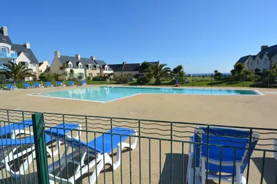 Piscine de l'établissement VACANCES A L OCEAN - GRAND T4 VUE MER GRAND BALCON tout confort - WIFI ET PARKING GRATUITS - MER PLAGE PISCINE à environ 25 m - Centre ville, tous commerces, marché, et port à 10 minutes à pied en longeant la mer ou située à proximité
