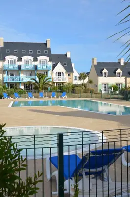 Piscine de l'établissement VACANCES A L OCEAN - GRAND T4 VUE MER GRAND BALCON tout confort - WIFI ET PARKING GRATUITS - MER PLAGE PISCINE à environ 25 m - Centre ville, tous commerces, marché, et port à 10 minutes à pied en longeant la mer ou située à proximité