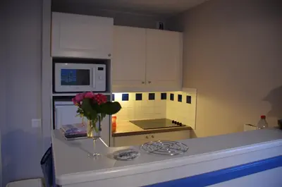 Cuisine ou kitchenette dans l'établissement VACANCES A L OCEAN - GRAND T4 VUE MER GRAND BALCON tout confort - WIFI ET PARKING GRATUITS - MER PLAGE PISCINE à environ 25 m - Centre ville, tous commerces, marché, et port à 10 minutes à pied en longeant la mer