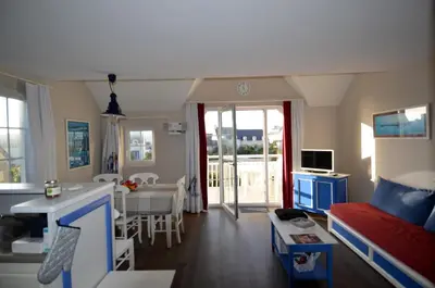 Télévision ou salle de divertissement dans l'établissement VACANCES A L OCEAN - GRAND T4 VUE MER GRAND BALCON tout confort - WIFI ET PARKING GRATUITS - MER PLAGE PISCINE à environ 25 m - Centre ville, tous commerces, marché, et port à 10 minutes à pied en longeant la mer
