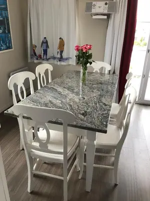 Coin salon dans l'établissement VACANCES A L OCEAN - GRAND T4 VUE MER GRAND BALCON tout confort - WIFI ET PARKING GRATUITS - MER PLAGE PISCINE à environ 25 m - Centre ville, tous commerces, marché, et port à 10 minutes à pied en longeant la mer