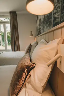 Un ou plusieurs lits dans un hébergement de l'établissement L'Armoric Hôtel - Logis hôtel - RÉNOVÉ