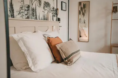 Un ou plusieurs lits dans un hébergement de l'établissement L'Armoric Hôtel - Logis hôtel - RÉNOVÉ
