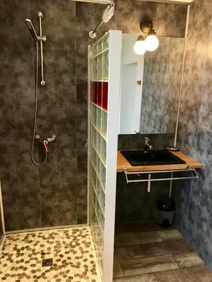 Salle de bains dans l'établissement Ty-gîte