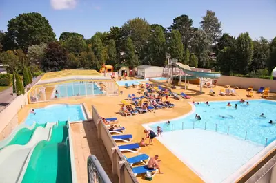 Piscine de l'établissement Appartements Benodet à 300m de la mer ou située à proximité