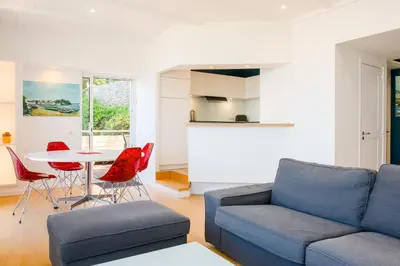 Coin salon dans l'établissement Appartement sainte marine vue mer