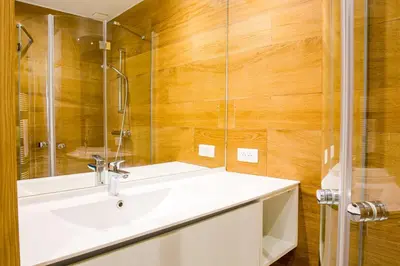 Salle de bains dans l'établissement Appartement sainte marine vue mer