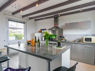 Cuisine ou kitchenette dans l'établissement Holiday Home Brise Marine by Interhome