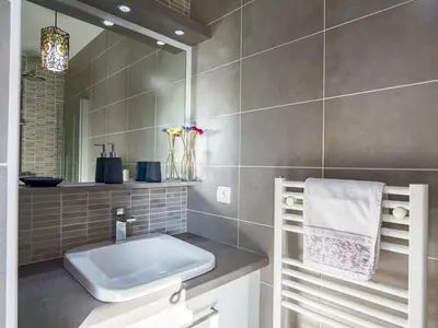 Salle de bains dans l'établissement Holiday Home La Goulvinoise by Interhome