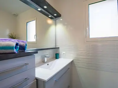 Salle de bains dans l'établissement Holiday Home La Goulvinoise by Interhome