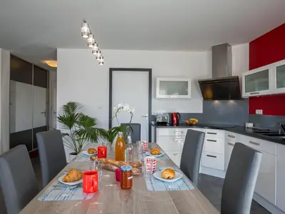 Cuisine ou kitchenette dans l'établissement Holiday Home La Goulvinoise by Interhome