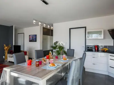 Cuisine ou kitchenette dans l'établissement Holiday Home La Goulvinoise by Interhome