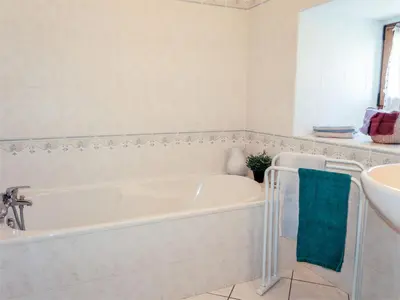 Salle de bains dans l'établissement Holiday Home Maner Penfrat by Interhome