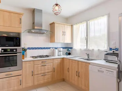 Cuisine ou kitchenette dans l'établissement Holiday Home Ty Fañch by Interhome
