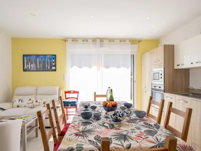 Cuisine ou kitchenette dans l'établissement Holiday Home Tal ar Mor by Interhome