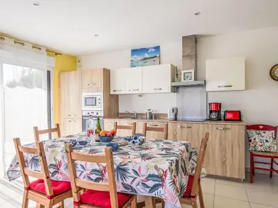 Cuisine ou kitchenette dans l'établissement Holiday Home Tal ar Mor by Interhome