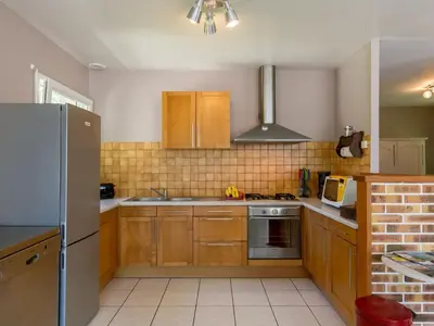 Cuisine ou kitchenette dans l'établissement Holiday Home Ker Jean by Interhome