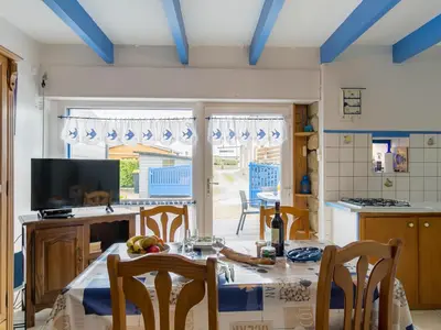 Télévision ou salle de divertissement dans l'établissement Holiday Home Ty Kerveal by Interhome